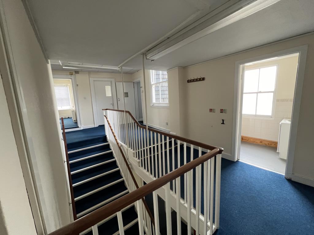 Lot: 124 - SPACIOUS VACANT COMMERCIAL OFFICE BUILDING - General view of Stairs